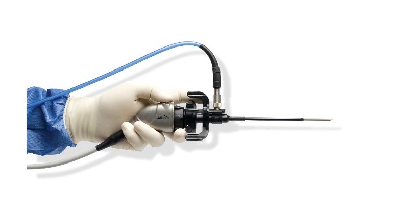 arthroscope-arthrex L’arthroscope est un fin tube équipé d’un objectif miniaturisé relié à une caméra et de fibres optiques reliées à une source lumineuse.